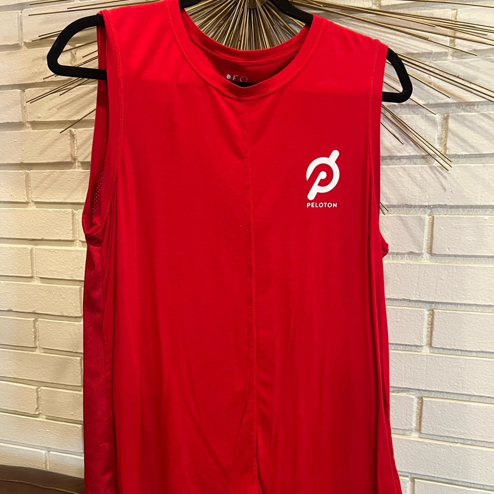 Women’s peloton tank. Medium. Hip length.